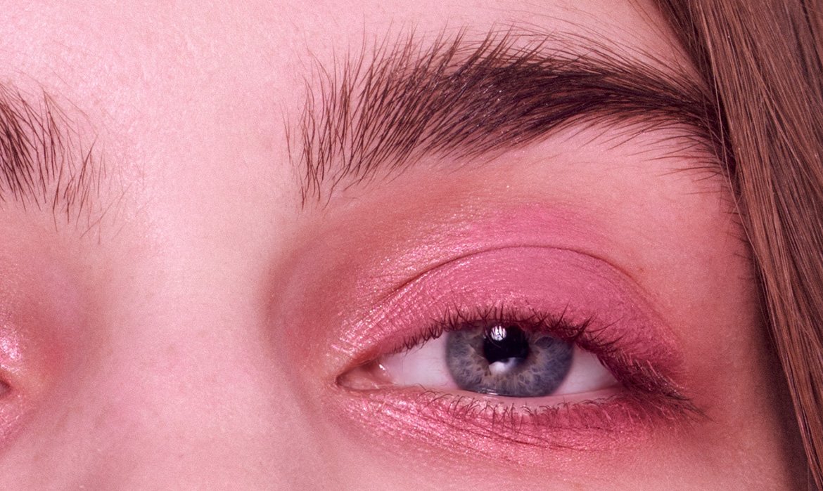 La técnica del eyelighter empieza en puntos concretos como son el lagrimal y justo debajo del arco de la ceja para terminar expandiéndose por todo el ojo. Con la paleta de sombras Emotions of Nu de L’Oréal Paris podrás crear composiciones de color increíbles mono o policromáticas.